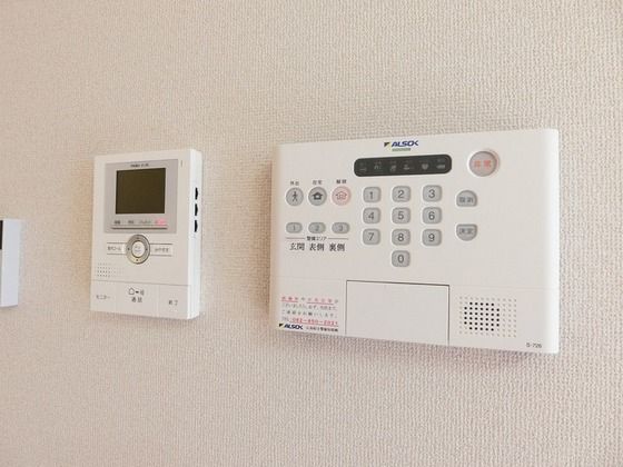 �y�Z�L�����e�B�z�@