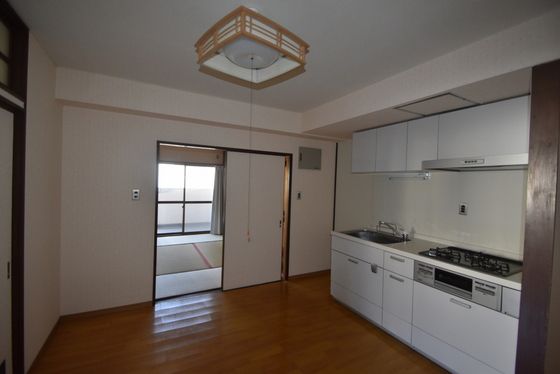 �y�����E���r���O�z�@