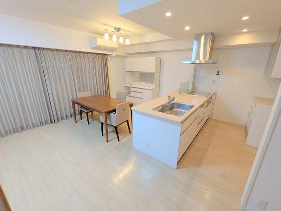 �y�����E���r���O�z�@