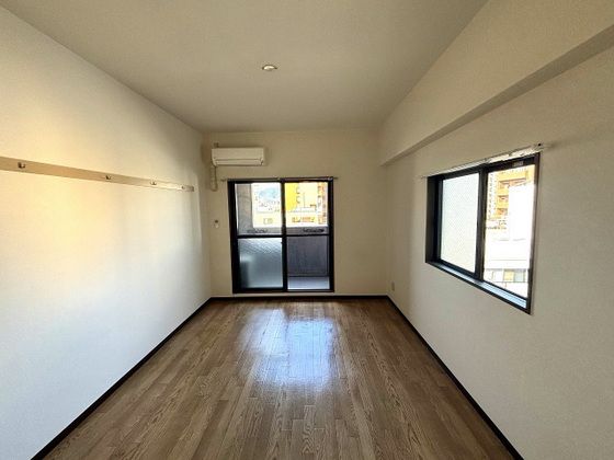 �y�����E���r���O�z�@