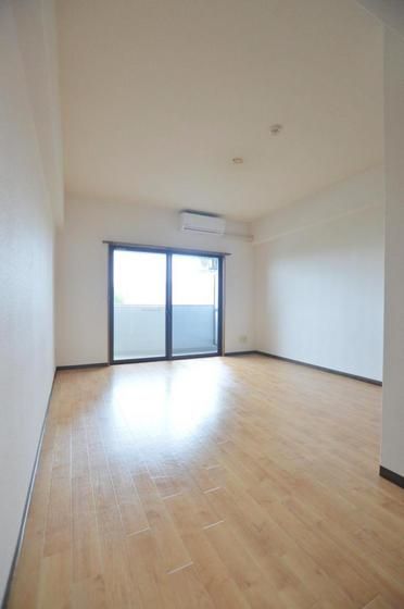 �y�����E���r���O�z�@