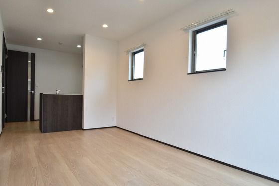 �y�����E���r���O�z�@