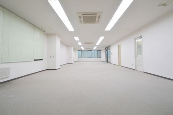 �y�����E���r���O�z�@100�u���̍L�X�����I�t�B�X�ł��B