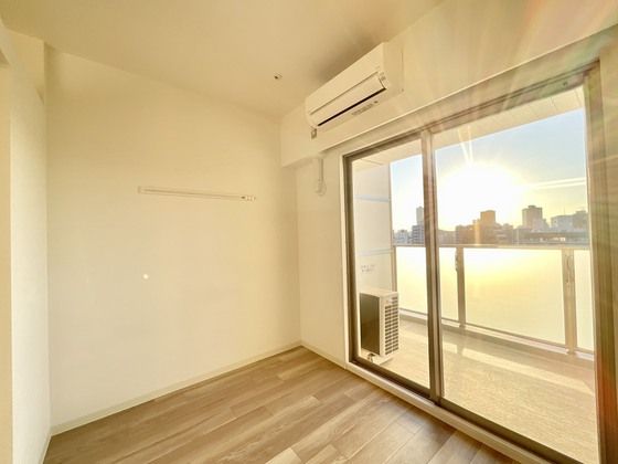 �y�����E���r���O�z�@