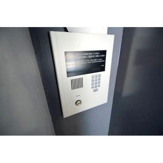 �y�Z�L�����e�B�z�@�I�[�g���b�N�E�C���^�[�t�H���t���Ō�1�l��炵�����S���