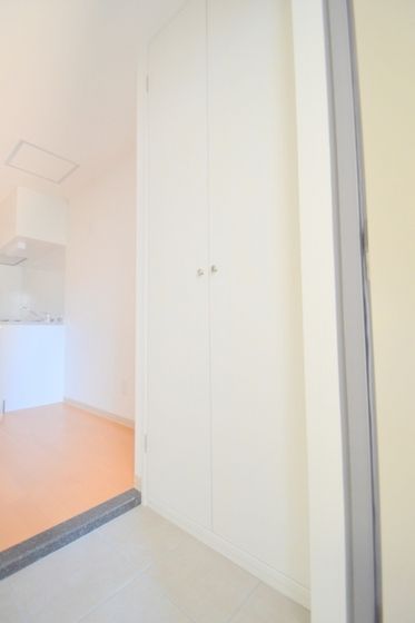 �y���ցz�@���ւɂ͑傫�ȃV���[�Y�{�b�N�X�����