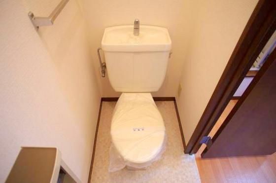 【トイレ】　※室内写真は同一物件の別部屋（102号室）を使用しています。