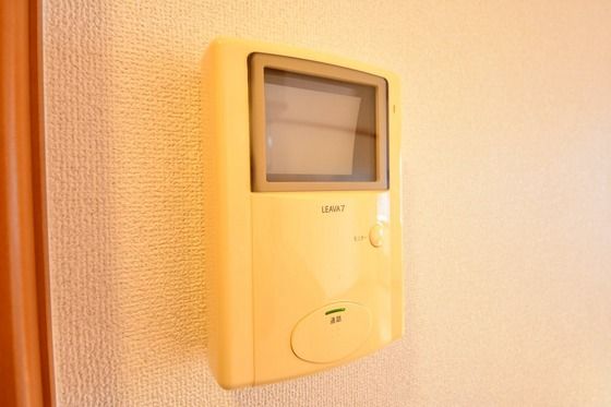 �y�Z�L�����e�B�z�@