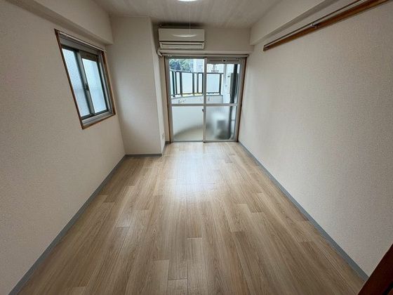 �y�����E���r���O�z�@