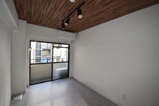 �y�����E���r���O�z�@