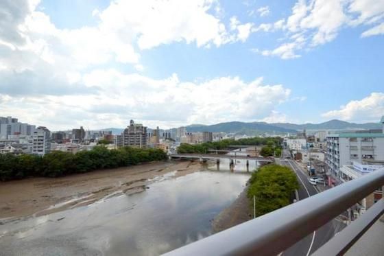 �y���]�z�@��������E���]����