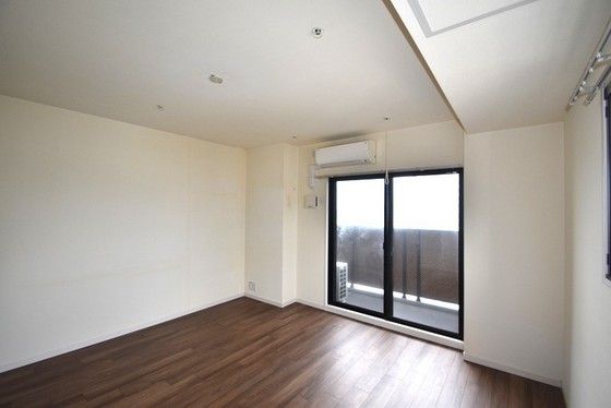 �y�����E���r���O�z�@