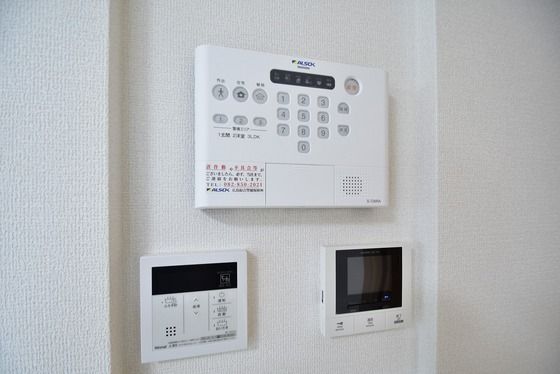 �y�Z�L�����e�B�z�@