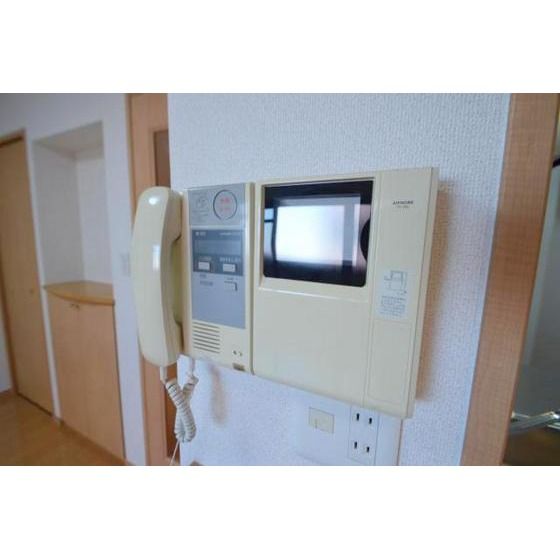 �y�Z�L�����e�B�z�@